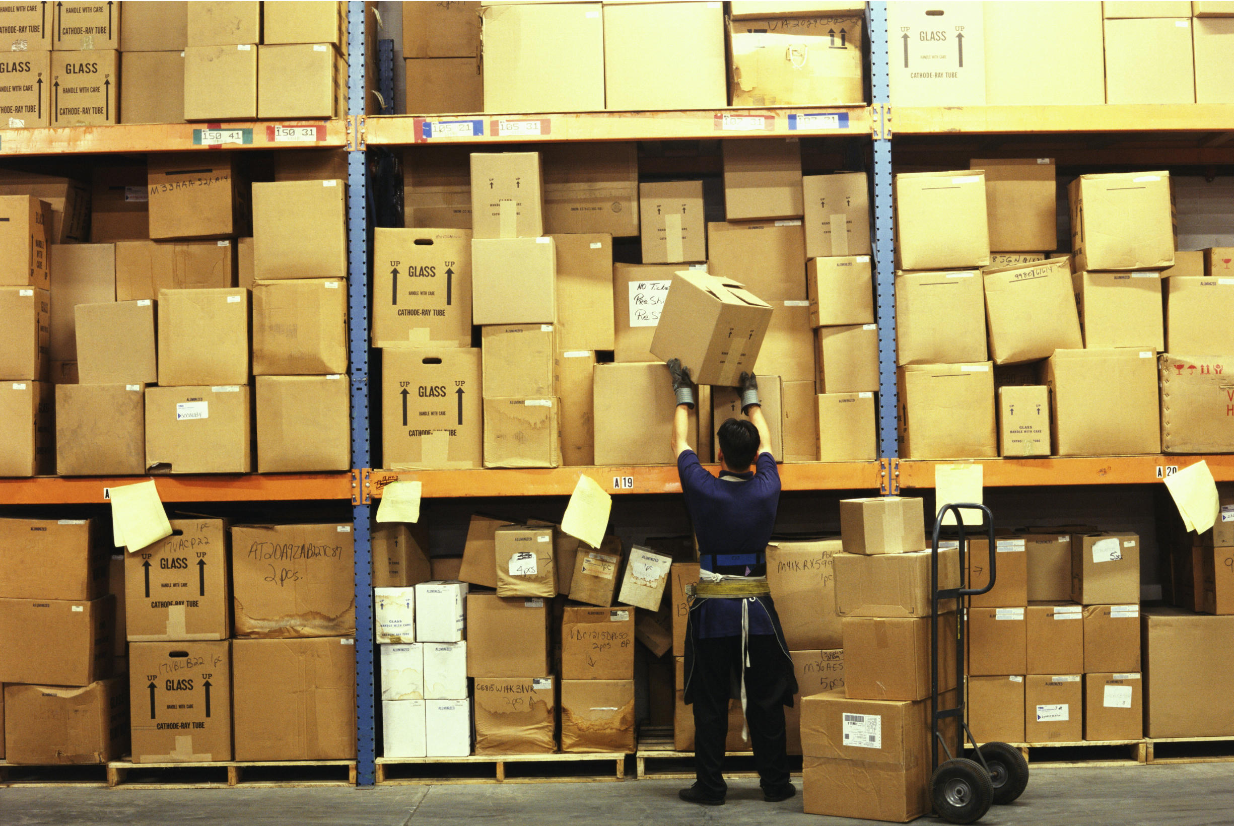 Elksourcing：Yes or No to Use Agents for Shipment?